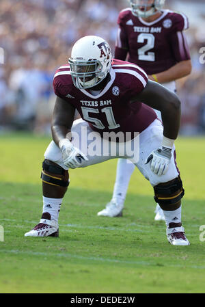 14. September 2013 - College Station, Texas, USA - 14. September 2013: Texas A & M Aggies offensive Linienrichter Jarvis Harrison (51) in Aktion während des Spiels zwischen der University of Alabama Crimson Tide und die Texas A & M Universität Aggies Kyle Field-Stadion in College Station, Texas. Alabama gewinnt gegen Texas A & M, 49-42. Stockfoto