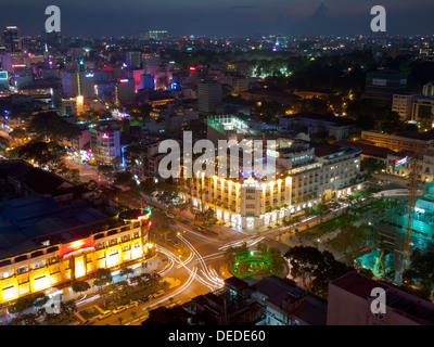 Nachtansicht von Ho-Chi-Minh-Stadt (Saigon), Vietnam, mit dem historischen Rex Hotel im Vordergrund. Stockfoto