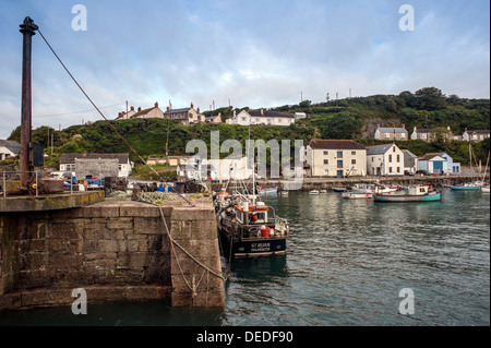 PORTHLEVEN, CORNWALL, Großbritannien, - 10. JUNI 2009: Blick auf den Hafen von Porthleven Stockfoto