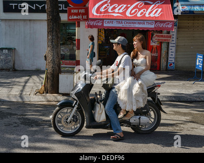 Braut auf einem Fahrrad in Hanoi, Vietnam Stockfoto