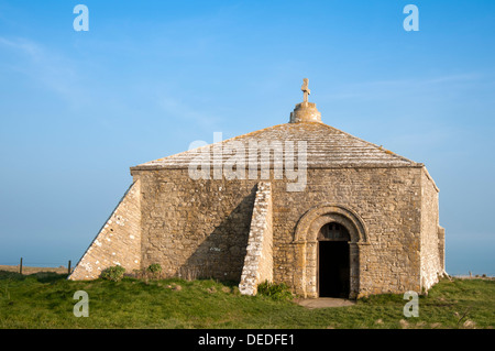 WORTH MATRAVERS, DORSET, Großbritannien - 18. MÄRZ 2009: Außenansicht der St. Aldhelm's Chapel, am St. Aldhelm's Head Stockfoto