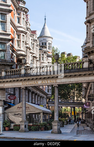 LONDON, Vereinigtes Königreich - 14. SEPTEMBER 2008: Sicilian Avenue, eine hübsche London Street im Londoner Stadtteil Holborn Stockfoto