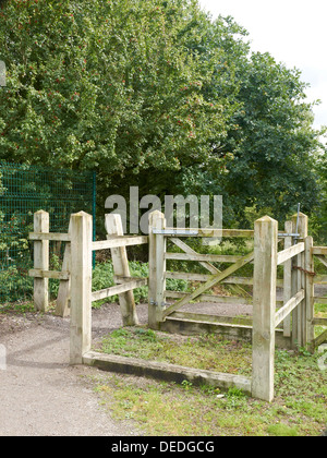 Holzkonstruktion, Fahrzeuge auf öffentlichen Fußweg UK zu stoppen Stockfoto