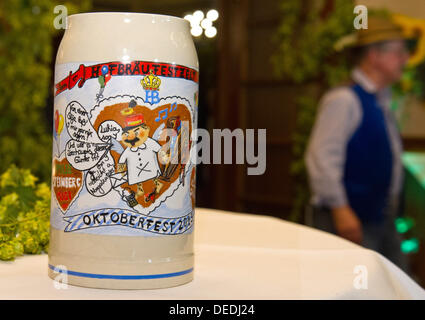 München, Deutschland. 16. September 2013. Der Vermieter Bierkrug Oktoberfest 2013 steht auf einem Tisch in Hofbraeukeller in München, Deutschland, 16. September 2013. Foto: INGA KJER/Dpa/Alamy Live News Stockfoto