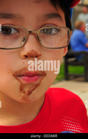 Junge mit Schokolade Gesicht Stockfoto