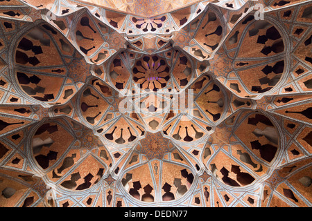 Detail der gewölbten Nische im sogenannten Musikzimmer, Ali Qapu, Isfahan, Iran Stockfoto