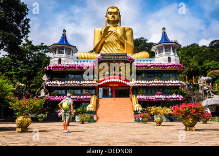 Touristen besuchen den goldenen Tempel von Dambulla in Dambulla, Central Province, Sri Lanka, Asien Stockfoto