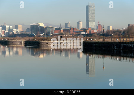 Skyline der Stadt-Zentrum über dem Fluß Irwell (Manchester Ship Canal), Manchester, England, UK.  Beetham Tower auf rechten Seite. Stockfoto