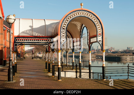 Dekorative Unterstand an der Seite von Fluß Irwell (Manchester Ship Canal), Manchester, England, UK. Stockfoto