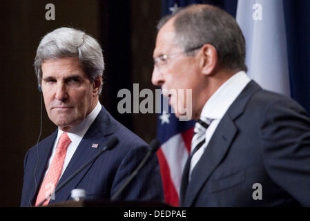 Secretary Kerry hört Außenminister Lavrov Stockfoto