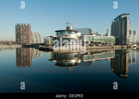 Das Lowry Arts Centre spiegelt sich in den Manchester Ship Canal, Salford Quays, Manchester, England, UK Stockfoto