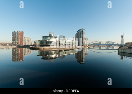 Die Lowry, Imperial Point Apartments, und die Millennium Fußgängerbrücke, spiegelt sich in der Manchester Ship Canal, Salford Quays, Manchester, England, Großbritannien Stockfoto