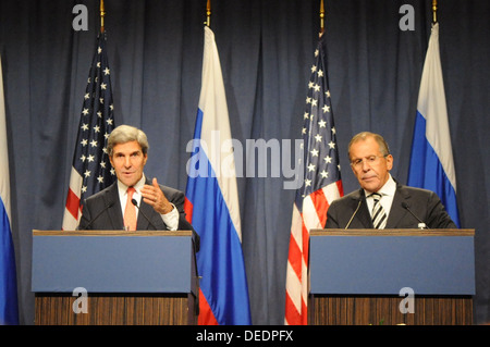 Secretary Kerry, der russische Außenminister Lawrow sprechen zu Reportern Stockfoto