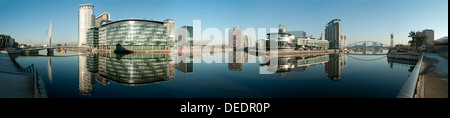 Panorama von MediaCityUK und Salford Quays spiegelt sich in den Manchester Ship Canal, Salford Quays, Manchester, England, UK Stockfoto