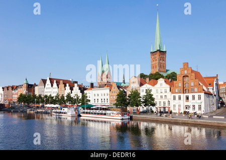 Fluss Trave, Stadttrave mit Petri-Kirche und Marienkirche, Lübeck, Schleswig Holstein, Deutschland, Europa Stockfoto