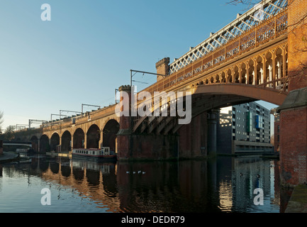 Viktorianische Eisenbahnbrücke und Viadukt entlang des Bridgewater Kanals bei Castlefield Bassin, Manchester, England, UK. Stockfoto