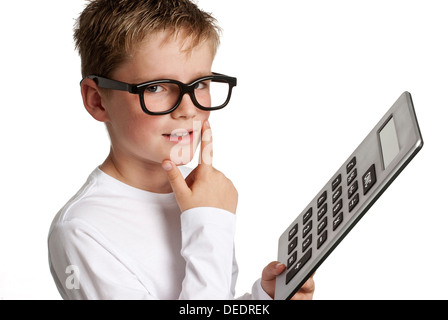 Clevere aussehende junge mit Caculator. Gedreht im Studio auf weißem Hintergrund. Stockfoto