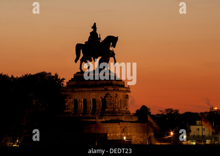 Statue von Kaiser Wilhelm i. bei Sonnenuntergang auf Deutsches Eck, Koblenz, Rheinland-Pfalz, Deutschland, Europa Stockfoto