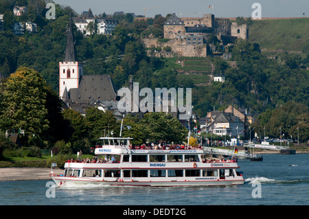 Fluss Rhein Tourist Cruiser geht vor St. Goar, Burg Rheinfels, Rheinland-Pfalz, Deutschland, Europa Stockfoto
