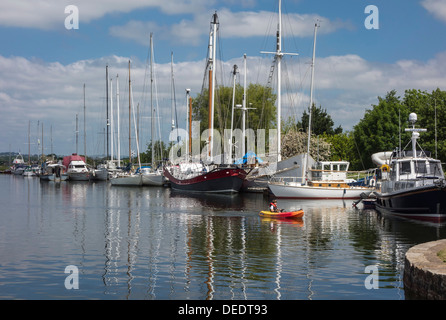 Boote vor Anker in Exeter Ship Canal, Exeter, Devon, England, Vereinigtes Königreich, Europa Stockfoto