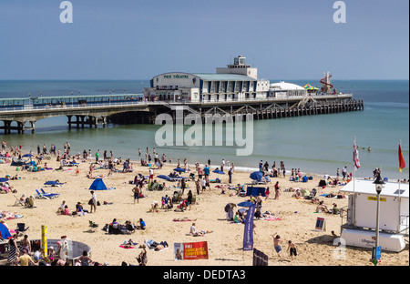 West Beach und Pier mit ruhiger See, Bournemouth, Dorset, England, Vereinigtes Königreich, Europa Stockfoto