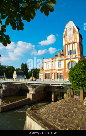 Jez Hučák der Art Nouveau Stil Wasserkraftwerk (1912) am Ufer des Flusses Elbe, Hradec Kralove, Tschechische Republik Stockfoto