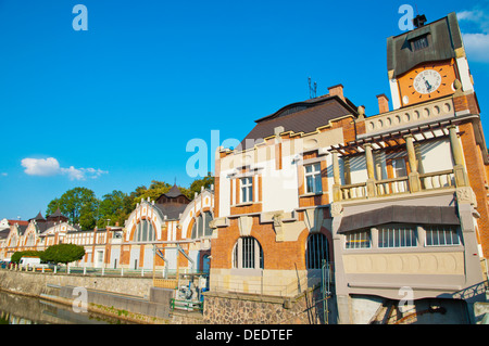 Jez Hučák der Art Nouveau Stil Wasserkraftwerk (1912) am Ufer des Flusses Elbe, Hradec Kralove, Tschechische Republik Stockfoto