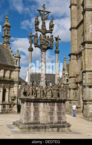 Kalvarienberg, St. Thegonnec Pfarrei Gehäuse aus dem Jahre 1610, Leon, Finistere, Bretagne, Frankreich, Europa Stockfoto