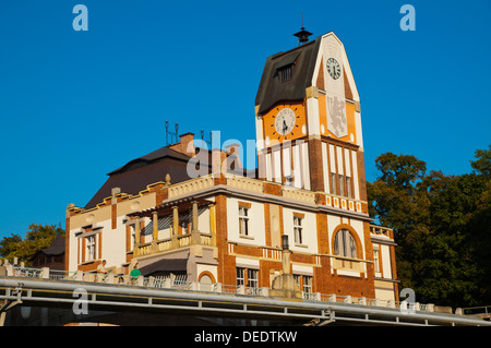 Jez Hučák der Art Nouveau Stil Wasserkraftwerk (1912) am Ufer des Flusses Elbe, Hradec Kralove, Tschechische Republik Stockfoto