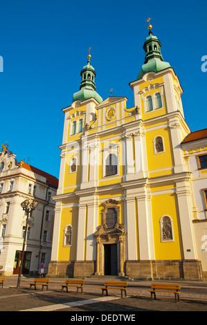 Kostel Nanebevzeti Panny Marie die Jesuiten Kirche Velke Namesti Platz alte Stadt Hradec Kralove Stadt Ostböhmen Tschechien Stockfoto