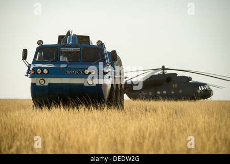 Expedition 36 Besatzungsmitglieder an Bord der Sojus TMA-08M kehren zur Erde zurück und landen in Kasachstan. Beim Abstieg der Besatzung wurde ein Geländefahrzeug (ATV) und ein Hubschrauber für Bergungsoperationen unterstützt. Stockfoto