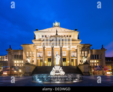 Historischen Konzerthaus und Statue von Friedrich Schiller am Gendarmenmarkt Square in Mitte Berlin Deutschland Stockfoto