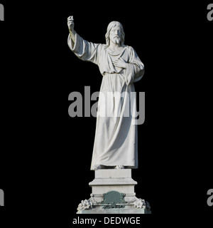 Eine Statue von Jesus Christus isoliert auf schwarzem Hintergrund. Stockfoto