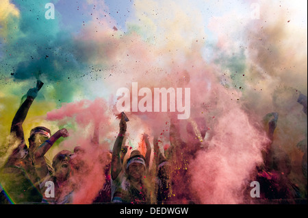 Läufer werden während der Farbe Run 7. September 2013 in Wichita Falls, Texas mit Farbpulver besprüht. Die Color-Run ist ein Spaß 5K Rennen, wo Teilnehmer mit bunten Pulver besprüht. Stockfoto