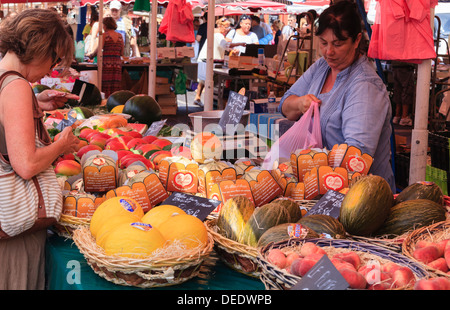 Der Morgen Obst- und Gemüsemarkt, Cours Saleya, Nizza, Alpes-Maritimes, Provence, Cote d ' Azur, Côte d ' Azur, Frankreich Stockfoto