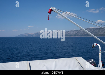 Blick von einer Fähre über das Meer Stockfoto