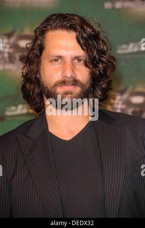 München, Deutschland. 16. September 2013. Adam Bousdoukos Actor bei der Filmpremiere "V8 - Du Willst der Beste Sein" im Mathäser Filmpalast am 15. September 2013 in München/Picture Alliance © Dpa picture-Alliance/Alamy Live News Stockfoto