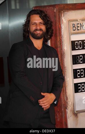 München, Deutschland. 16. September 2013. Adam Bousdoukos Actor bei der Filmpremiere "V8 - Du Willst der Beste Sein" im Mathäser Filmpalast am 15. September 2013 in München/Picture Alliance © Dpa picture-Alliance/Alamy Live News Stockfoto