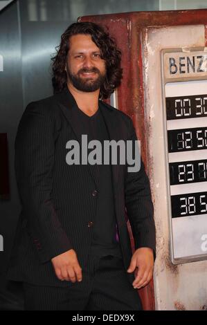 München, Deutschland. 16. September 2013. Adam Bousdoukos Actor bei der Filmpremiere "V8 - Du Willst der Beste Sein" im Mathäser Filmpalast am 15. September 2013 in München/Picture Alliance © Dpa picture-Alliance/Alamy Live News Stockfoto