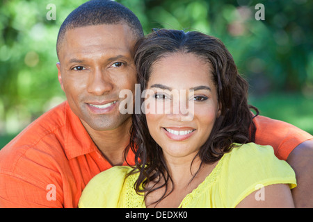 Ein junges afroamerikanische Frau & Mann paar draußen im Sommer Stockfoto