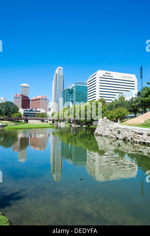 City Park Lagune mit der Innenstadt von Omaha, Nebraska, Vereinigte Staaten von Amerika, Nordamerika Stockfoto