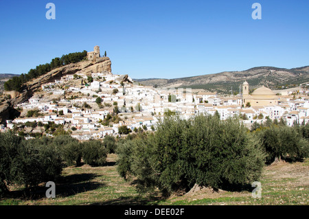 Blick auf die stadt mit Olivenhain im Vordergrund, montefrio, Andalusien, Spanien, Europa. Stockfoto