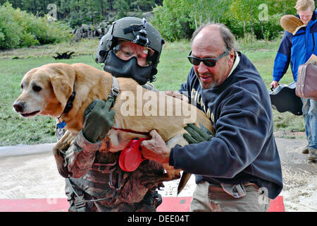 Ein US-Air Force Flight Crew hilft ein Bewohner mit seinem Hund bei Evakuierungen nach schweren evakuieren Überschwemmungen 16. September 2013 in Boulder, Colorado. Stockfoto