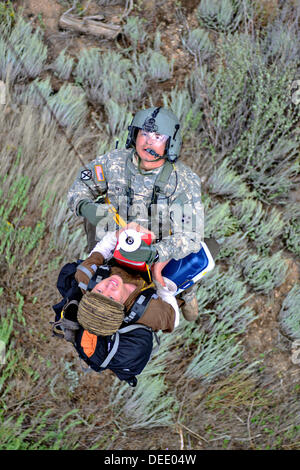 Ein Air Force Flight Medic rettet gestrandete Einwohner mit einem Kran auf einem UH-60 Black Hawk Medevac Hubschrauber während einer Flut Rescue &amp; Recovery-Operationen nach schweren Überschwemmungen 16. September 2013 in Boulder, Colorado. Stockfoto