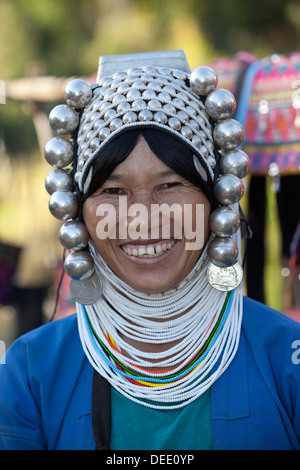 Loimi-Akha Frau mit Silber geballt Kopfschmuck, in der Nähe von Kengtung, Shan State in Myanmar (Burma), Asien Stockfoto