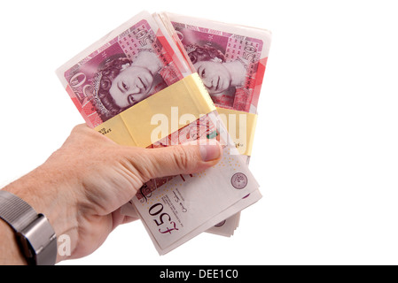 Hand, die fünftausend Pfund in fünfzig Pfund-Noten Stockfoto