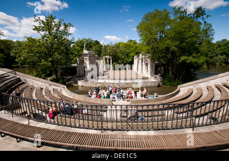 Gruppe von Touristen in Open-Air Amphitheater Stockfoto