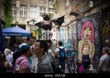 Berlin, Deutschland, Besucher in den zweiten Hof des Haus Schwarzenberg Stockfoto