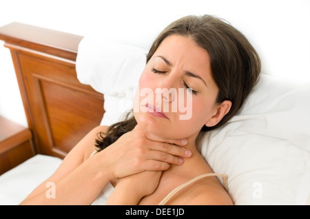 Frau mit Schmerzen in der Kehle Stockfoto
