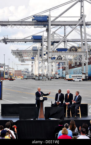 US-Vizepräsident Joe Biden hält eine Rede an der Georgia Ports Authority Gartenstadt Ocean Terminal 16. September 2013 in Savannah, Georgia Biden sprach über die Bedeutung der Investitionen in die Infrastruktur, Export, die Wettbewerbsfähigkeit der Wirtschaft und Schaffung von Arbeitsplätzen. Stockfoto